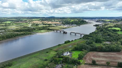Establecimiento-De-Toma-De-Un-Antiguo-Puente-Ferroviario-En-Desuso-Sobre-El-Río-Suir-Waterford-Irlanda