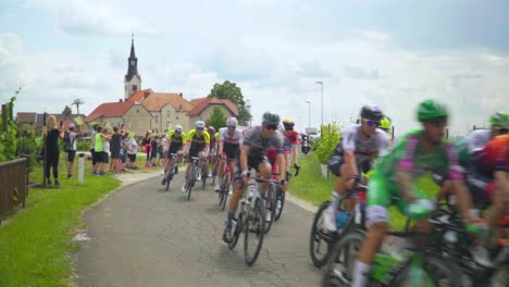 Atemberaubende-HD-Aufnahmen-Von-Radfahrern,-Die-An-Einer-Tour-Durch-Slowenien-Teilnehmen-Und-Durch-Svetinje-Und-Weinberge-Radeln,-Während-Fröhliche-Kinder-Entlang-Der-Straße-Sie-Anfeuern