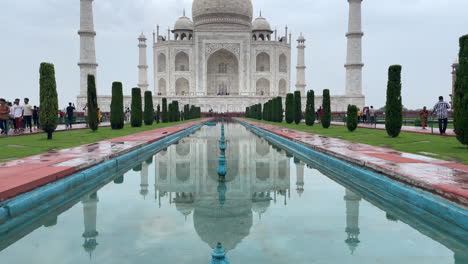 Toma-Inclinada-Hacia-Arriba-Del-Taj-Mahal,-Agra,-Uttar-Pradesh,-India