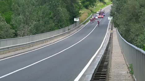 Atemberaubende-HD-Aufnahmen-Einer-Tour-Durch-Slowenien,-Die-Radfahrer-Beim-Fahren-Entlang-Der-Ormož-Allee-Zeigen