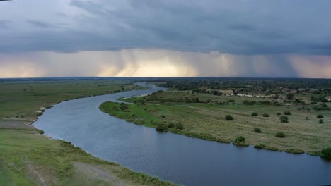 Fluss-In-Der-Regenzeit-Der-Afrikanischen-Savanne