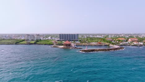 Malerische-Meereslandschaft-Rund-Um-Das-Hilton-Garden-Inn-La-Romana-In-Der-Dominikanischen-Republik---Luftaufnahme