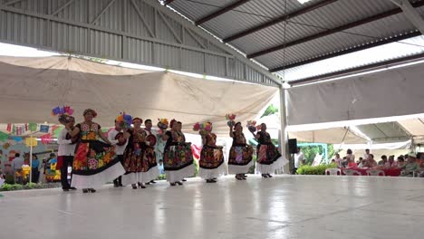 Zeitlupenaufnahme-Mexikanischer-Frauen,-Die-In-Einer-Reihe-In-Der-Guelaguetza-Tanzen