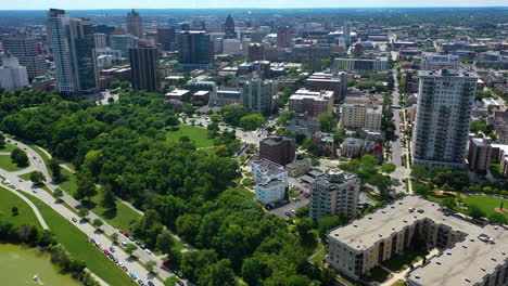Aerial-view-backwards-over-the-North-Lincoln-Memorial-Drive-and-the-Veteran´s-Park-in-sunny-Milwaukee,-USA