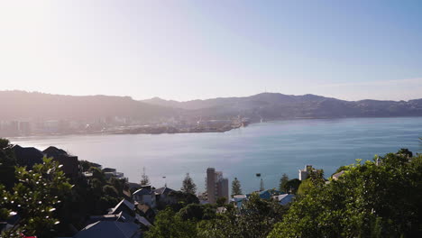 Neigeaufnahme-In-Zeitlupe,-Die-Die-Weite-Landschaft-In-Wellington,-Neuseeland,-Enthüllt