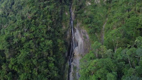 Luftaufnahme-Des-Wasserfalls-„Chorrerón-De-Galipán“-In-El-Avila,-Venezuela