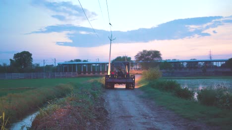 Un-Tractor-O-Cosechadora-En-Una-Carretera-De-Aldea-En-La-India-Durante-El-Crepúsculo.