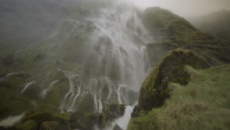 Enorme-Cascada-En-Islandia-Cayendo