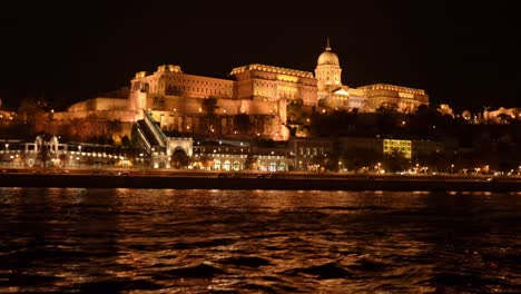 Aufschlussreiche-Aufnahme-Der-Mit-Nachtlicht-Beleuchteten-Budaer-Burg-Und-Des-Palastes-Am-Ufer-Der-Donau,-Budapest,-Ungarn