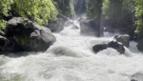 Yosemite-Mist-Trail-Fluss-Und-Felsen-Statisches-Schießen