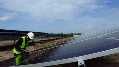 Ingeniero-Midiendo-El-ángulo-De-Inclinación-Del-Panel-Solar-En-El-Campo-Fotovoltaico-Utilizando-Un-Nivel-Digital-Y-Un-Dispositivo-Buscador-De-ángulos