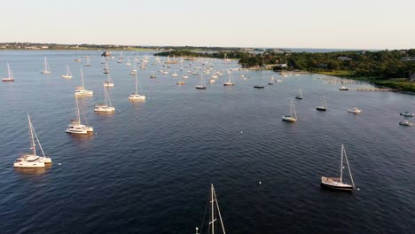Luftaufnahme-Vieler-Segelboote-In-Der-Bucht-Während-Der-Goldenen-Stunde-In-Rhode-Island