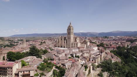 Wide-frontal-view-of-Segovia-Cathedral,-towering-above-beautiful-city