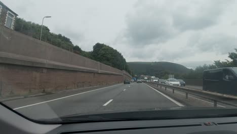 Fahren-Auf-Der-Stark-Befahrenen-Autobahn-M4-In-Port-Talbot,-Wales