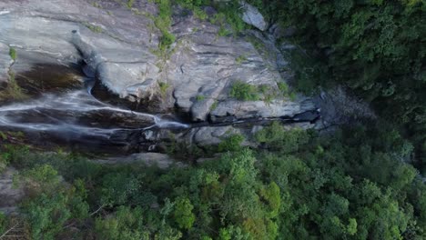 Zenitale-Luftaufnahme-Des-Wasserfalls-„Chorrerón-De-Galipán“-In-El-Avila,-Venezuela