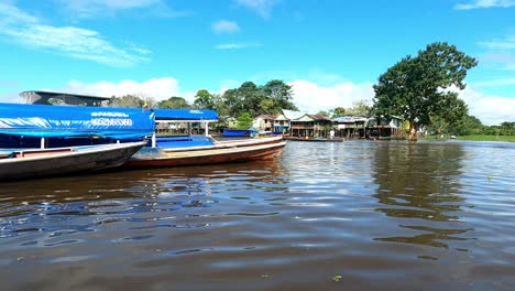 Leticia,-Kolumbien,-Amazonas-Regenwald,-Dorf,-Stadt,-Boot,-Das-Auf-Dem-Fluss-Schwimmt