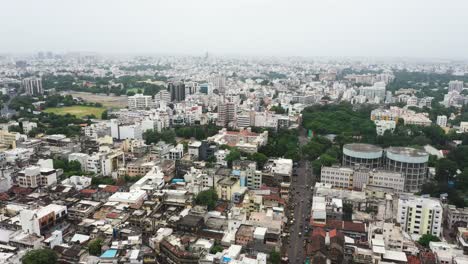 Luftpanorama-Der-Stadt-Rajkot-Mit-Hohen-Hochhäusern-Und-Alten-Wohngebäuden-Auf-Der-Anderen-Seite-Der-Stadt