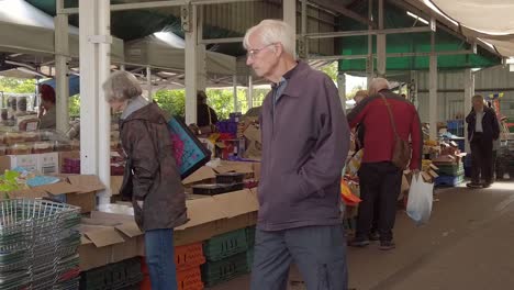 Los-Pensionistas-Navegando-Por-Comestibles-Baratos-En-Los-Puestos-Del-Mercado-De-La-Ciudad-Durante-La-Inflación-De-La-Crisis-Del-Costo-De-Vida.