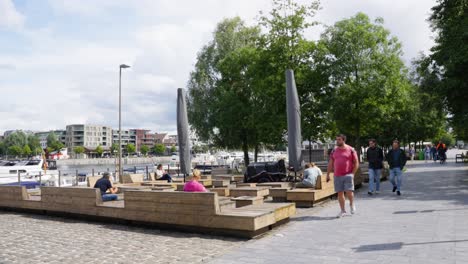 Gente-Al-Azar-Caminando-En-Un-Día-De-Verano-En-El-Barrio-&#39;het-Eilandje&#39;-En-La-Ciudad-De-Amberes,-Bélgica---Cámara-Lenta