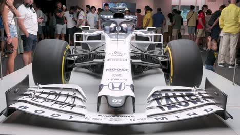 F1-Autorennen-Lotus-49,-Alphatauri,-Wird-Während-Der-Weltweit-Ersten-Offiziellen-Formel-1-Ausstellung-Im-Ifema-Madrid,-Spanien,-Ausgestellt
