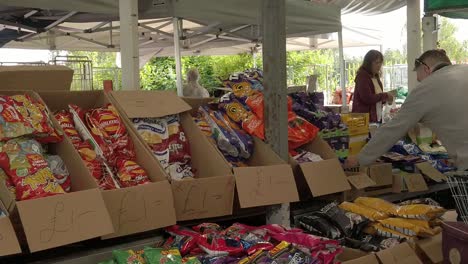 Britische-Käufer-Stöbern-Während-Der-Inflationskrise-In-Der-Lebenshaltungskostenkrise-An-Teuren-Lebensmitteln-An-Marktständen-In-Der-Stadt