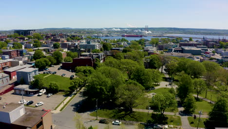 Vista-Aérea-Del-Paisaje-Urbano-De-La-Zona-Alta-De-Saint-John-Con-El-Crucero-Oasis-Of-The-Seas-Atracado-En-El-Puerto