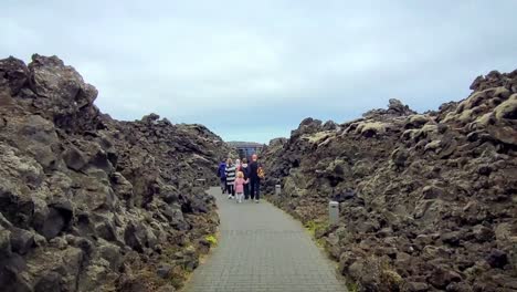 Eingang-Zur-Blauen-Lagune-In-Island