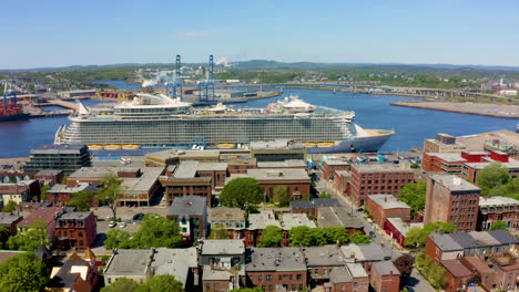 Luftaufnahme-Des-Kreuzfahrtschiffes-Oasis-Of-The-Seas,-Das-In-Port-Saint-John-Anlegt