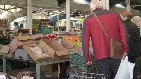 Englische-Rentner-Stöbern-Während-Der-Inflationskrise-In-Der-Lebenshaltungskostenkrise-An-Den-Marktständen-Der-Stadt-Nach-Lebensmitteln