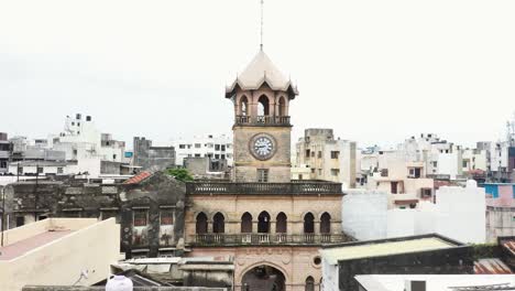 Cámara-Aérea-De-Drones-Que-Avanza-Mostrando-La-Torre-Raya-Naka,-La-Principal-Puerta-De-Entrada-A-La-Ciudad-De-Rajkot-Durante-La-Era-Británica