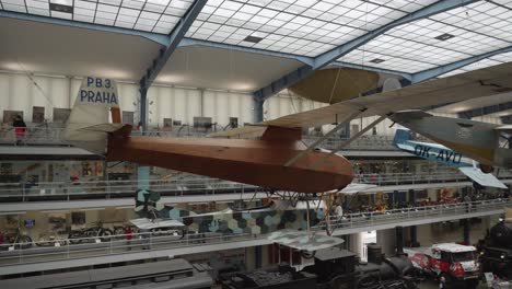 Eine-Historische-Flugzeugausstellung-Im-Nationalen-Technischen-Museum-In-Prag,-Tschechische-Republik,-Die-Eine-Vielfältige-Auswahl-An-Flugzeugen-Aus-Verschiedenen-Epochen-Zeigt