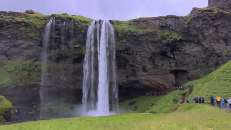 Wasserfall-Seljalandsfoss-In-Island-Tagsüber