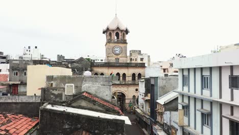 Cámara-Aérea-De-Drones-Moviéndose-Hacia-El-Primer-Plano,-La-Muy-Antigua-Torre-Del-Reloj-De-Rajkot-Conocida-Como-Torre-Raya-Naka