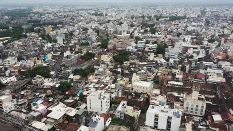 Cámara-Aérea-De-Drones-Que-Desciende-Desde-Arriba-Y-Muestra-El-Antiguo-Rajkot-Entero-Y-Las-Casas-Residenciales-Abarrotadas