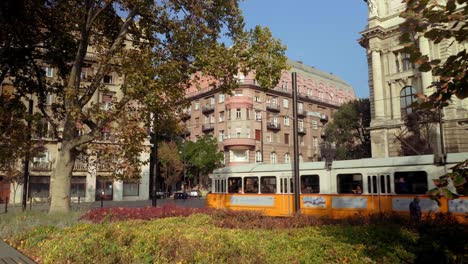 Elektrische-Straßenbahn-Fährt-Durch-Die-Straßen-Von-Budapest,-Ungarn,-Gimbal-Aufnahme