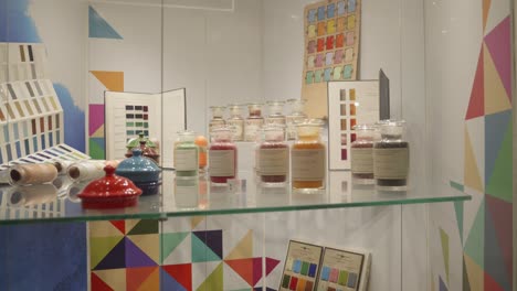 Eine-Ausstellung-Chemischer-Pigmente-Im-Nationalen-Technischen-Museum-In-Prag,-Tschechische-Republik