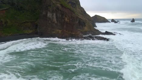 Waves-crashing-into-rocks-on-a-cliff-in-an-Oregon-hidden-beach