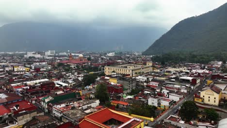 Aerial-view-approaching-the-Municipal-Palace-of-Córdoba,-in-cloudy-Veracruz,-Mexico