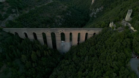 Luftaufnahme-Der-Markanten-Bogenbrücke-Ponte-Delle-Torri-In-Spoleto