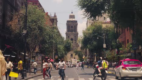 Pedestrian-walking-over-crosswalks-in-downtown-Mexico,-handheld-view