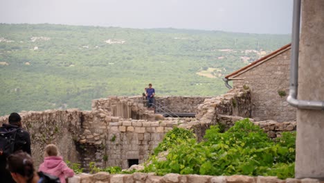 Turistas-Inspeccionando-Los-Restos-De-Las-Ruinas-Romanas-En-El-Pueblo-De-Plomin-En-Croacia.