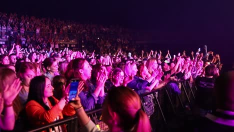 Cámara-Lenta-De-Personas-En-El-Concierto-Animando-A-La-Banda-De-Música-Por-La-Noche