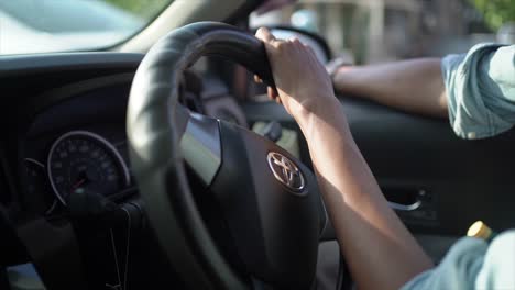 Manos-En-El-Volante-Del-Coche