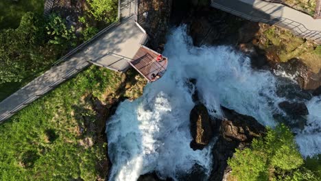 Der-Fluss-Geirangelva-Rauscht-Unterhalb-Von-Aussichtspunkten-Auf-Dem-Touristenweg,-Geiranger,-Norwegen