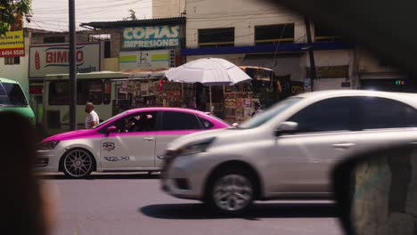 Autos-Fahren-In-Den-Straßen-Von-Vororten-Von-Mexiko-Stadt,-Handheld-Ansicht