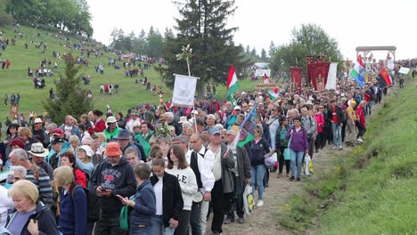 Menschenmenge-Geht-Bergab-Und-Verlässt-Die-Messe-Nach-Der-Csiksomlyo-Wallfahrt