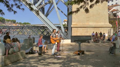 Banda-Al-Aire-Libre-Tocando-En-La-Calle-En-Vila-Nova-De-Gaia,-Portugal---Panorámica