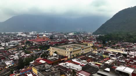 Drone-shot-circling-the-municipal-palace-of-Orizaba,-cloudy-day-in-Veracruz,-Mexico
