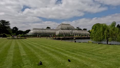 Das-Ikonische-Palmenhaus-In-Kew-Gardens,-An-Sonnigen-Tagen-Vom-Rasen-Aus-Gesehen
