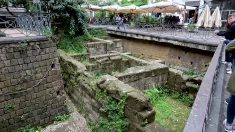 Mit-Blick-Auf-Die-Geländer,-Um-Die-Griechischen-Mauern-Auf-Der-Piazza-Bellini-In-Neapel-Zu-Sehen